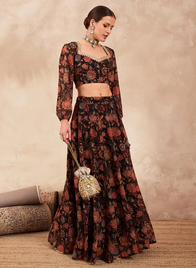 ساسافراس بلوزة قصيرة سوداء بنقوش زهور وياقة على شكل قلب مع تنورة أناركالي